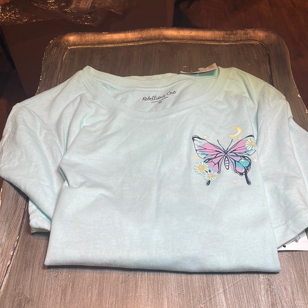 Butterfly 🦋 tshirt size medium 19 inches pit to pit. NWT